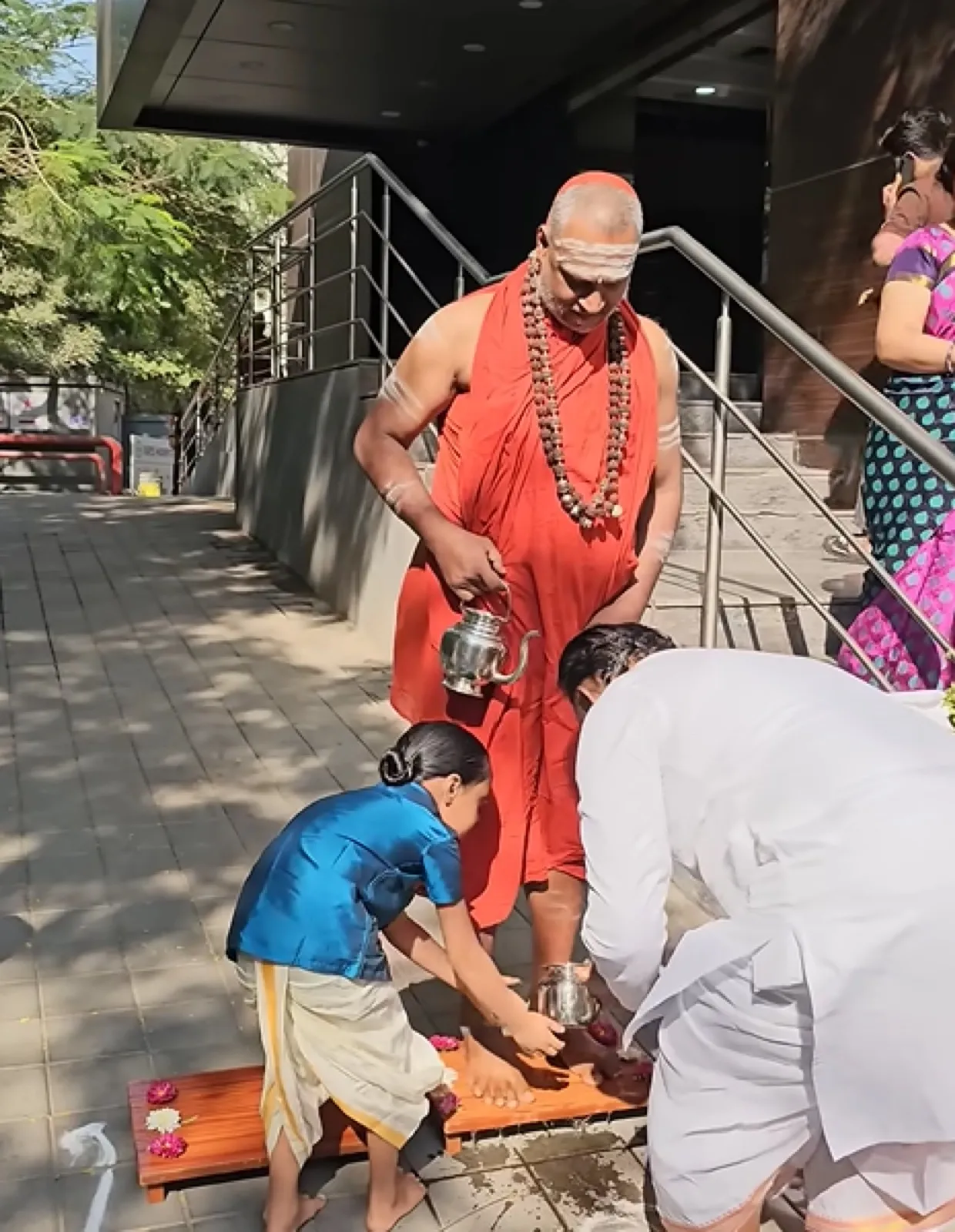 Sri Yogi Guruji on pilgrimage in Maharashtra
